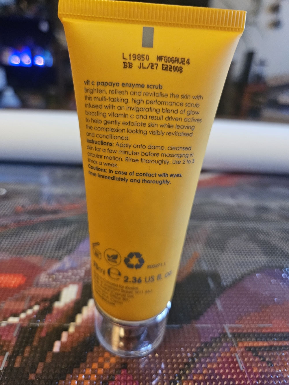 Rodial VIT C Papaya Enzyme Scrub - Yellow Tube - Picture 3 of 5